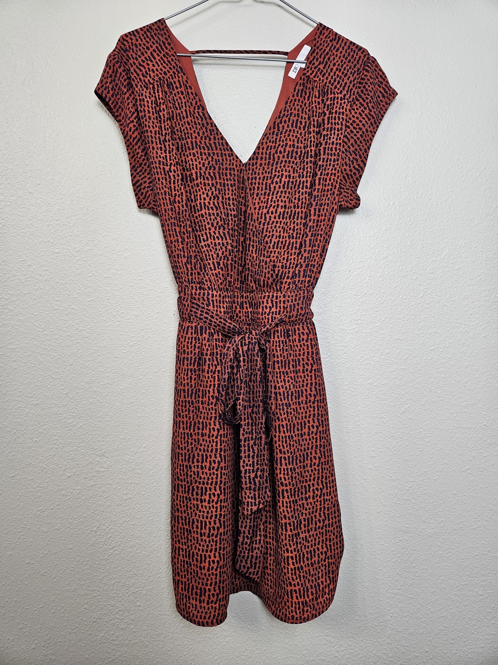 DR2 Rust Red and Black V-Neck Tie-Waist Print Dress Size L